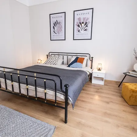 Apartment Chic *